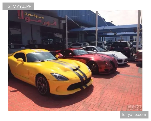 孔帕尼拎菜篮排队结账，门口停着一排跑车，生活反差让人怀疑人生